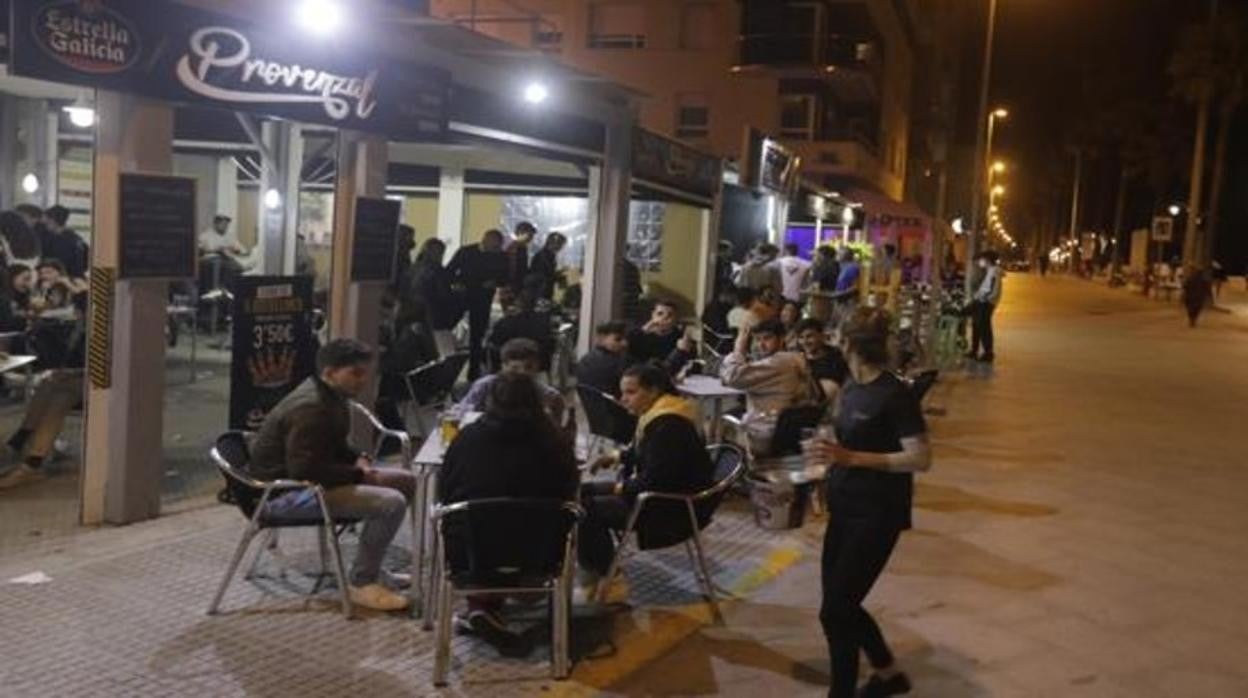 Un bar de Cádiz por la noche