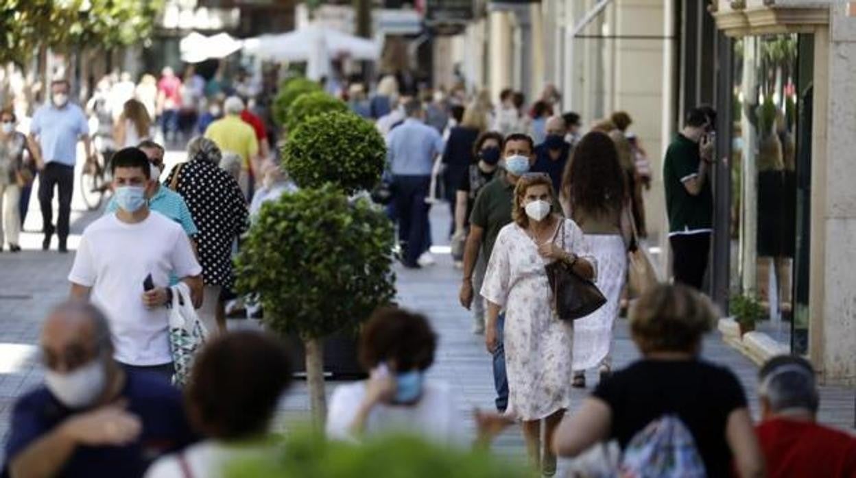 Cordobeses por las calles del centro de la ciudad en una imagen de archivo