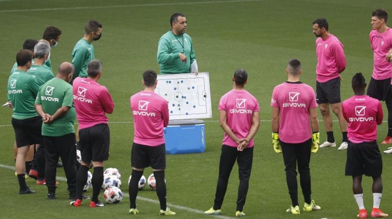 Germán Crespo da instrucciones a su plantilla