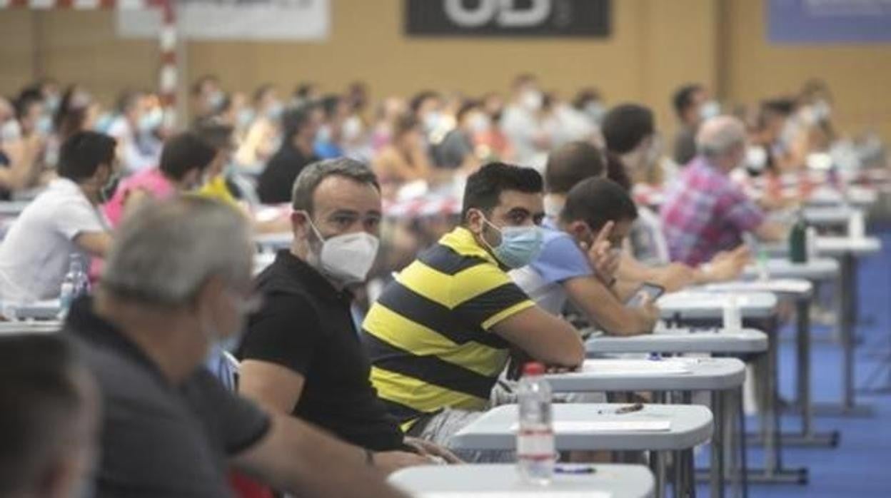 Opositores durante una prueba con la mascarilla puesta