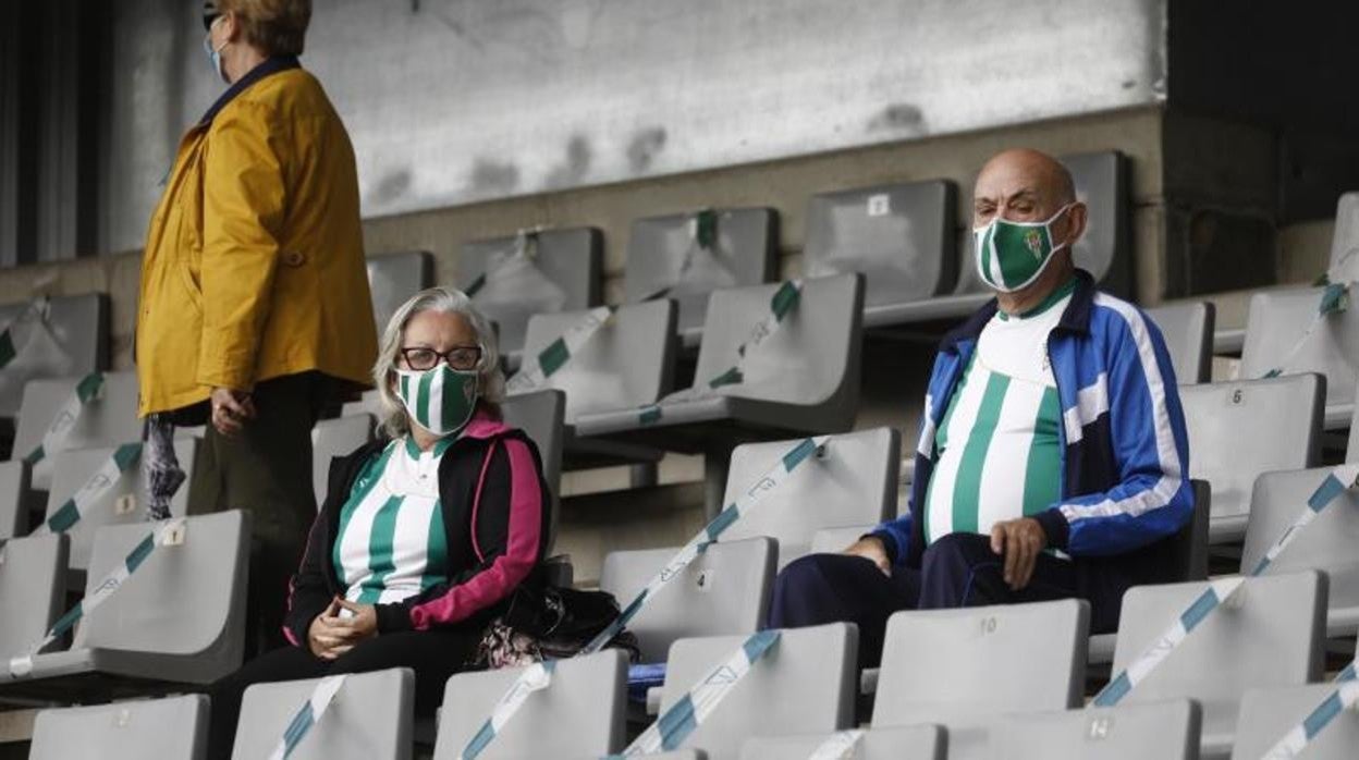 Dos aficionados al Córdoba CF en el último partido de liga