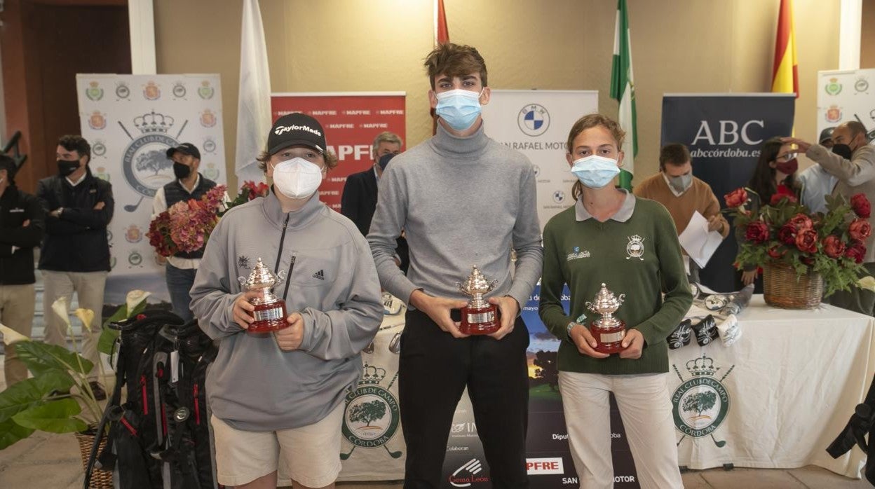 Los tres ganadores, Prado, Ortiz y Crespin, en la entrega de premios en el Club de Campo de Córdoba