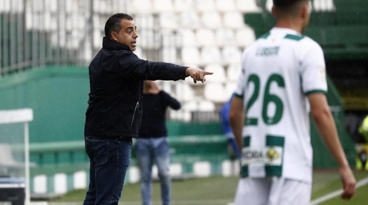 Germán Crespo da indicaciones a sus jugadores durante un partido