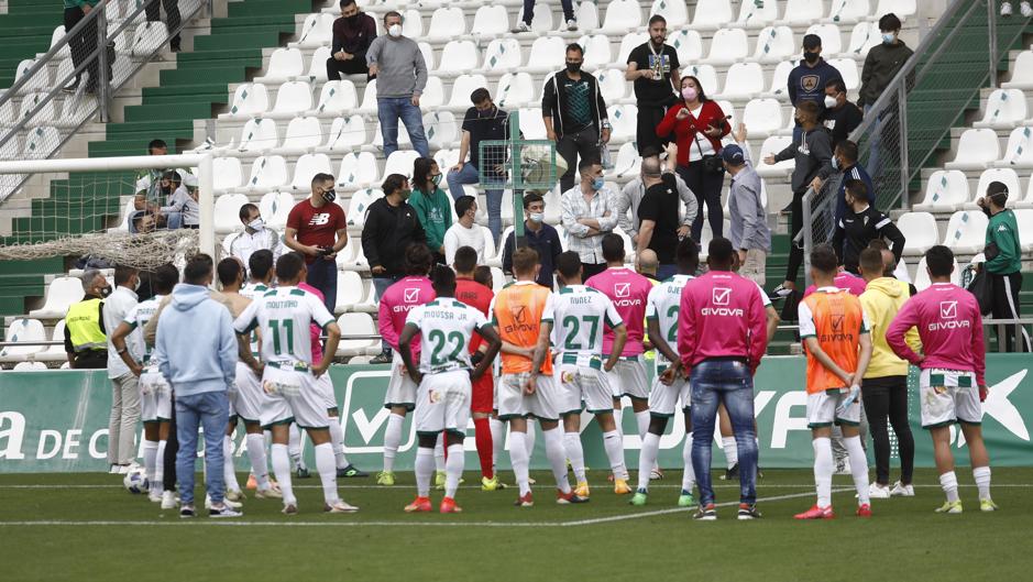 Vídeo | La afición del Córdoba abronca a una plantilla que dio la cara tras la debacle