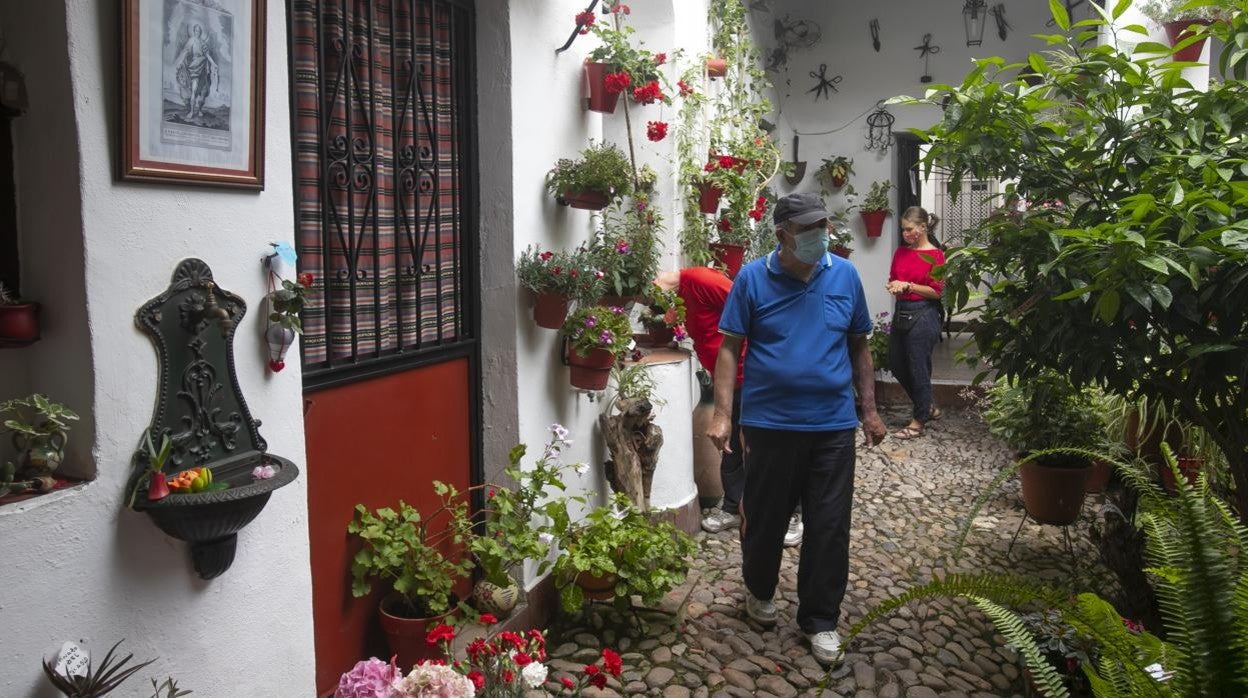 Un hombre en el patio de la calle Mariano Amaya, este domingo