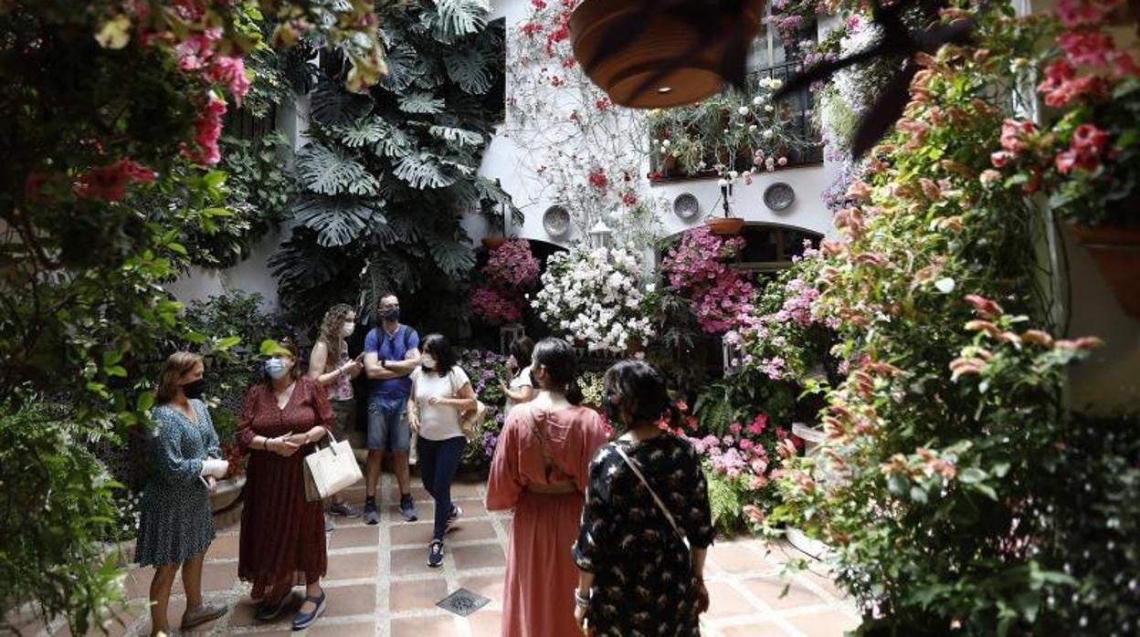 Visitantes en uno de los patios que participa en el certamen