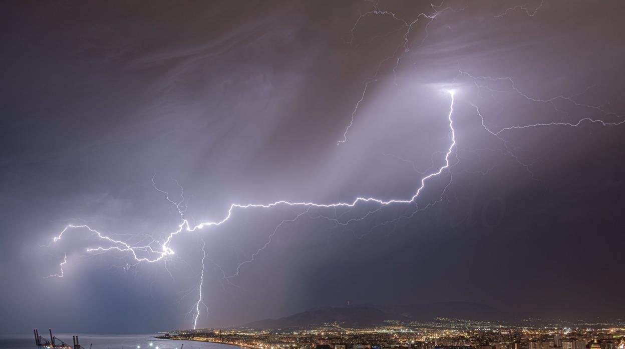 Momento en el que uno de los rayos cae sobre Málaga capital