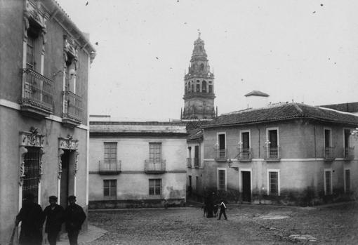 Plaza que lleva el nombre del autor en los años 20