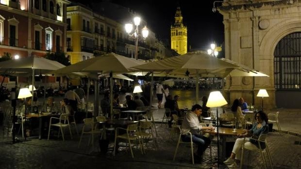 Guía de los aforos en Andalucía hasta el 13 de mayo y a partir de ese día: bares, celebraciones, transportes...