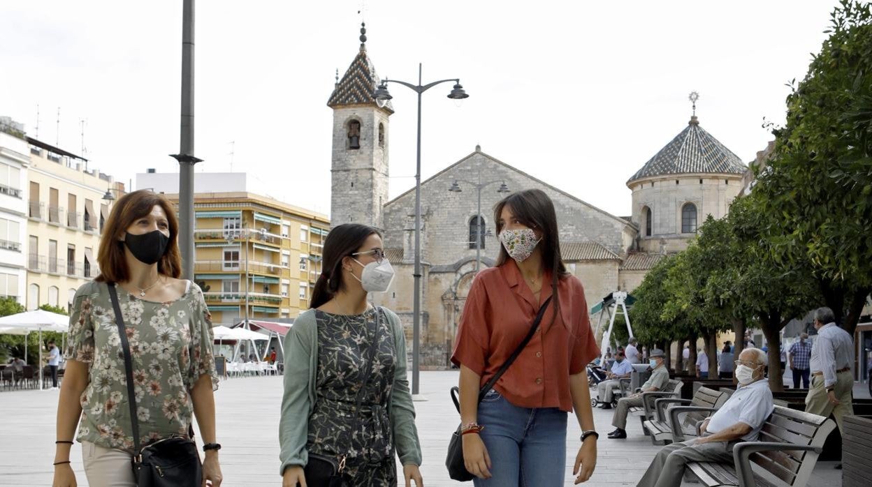 Tres mujeres en el centro de Lucena durante la crisis del coronavirus