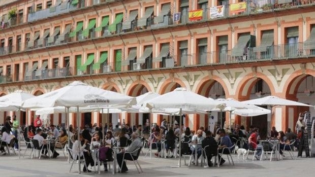 Guía de los niveles de alerta y los aforos en Andalucía hasta el 31 de mayo: bares, celebraciones, transportes...