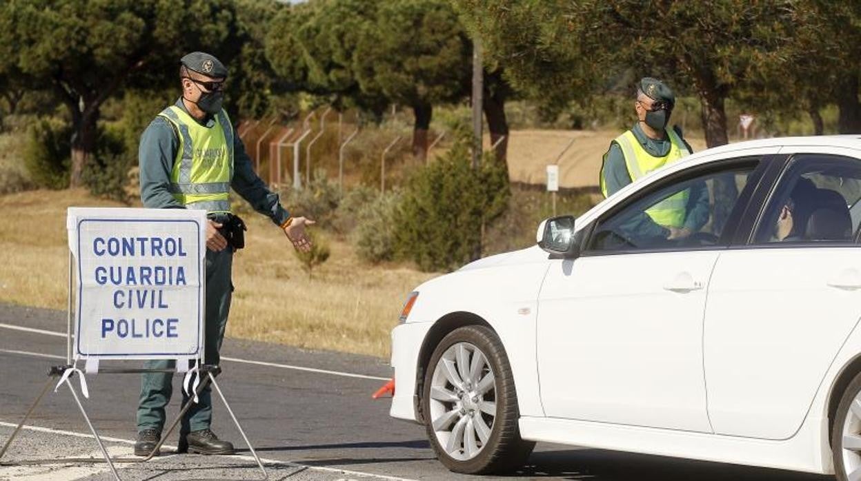 Control de la Guardia Civil a la entrada de un pueblo cerrado por Covid