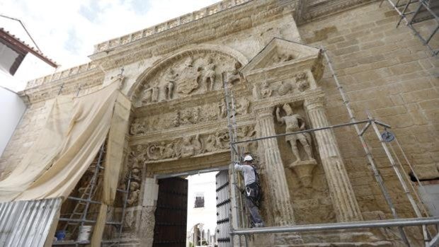 El Museo Arqueológico de Córdoba empieza a mostrar su nueva fachada en restauración