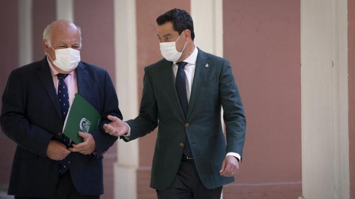 Jesús Aguirr y Juanma Moreno, antes de entrar en una reunión del comité de expertos de Andalucía