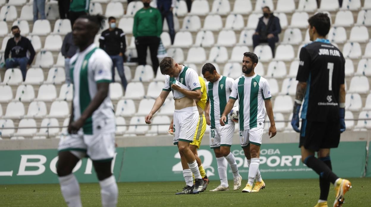 Varios jugadores del Córdoba se marchan desolados del partido del domingo tras el descenso