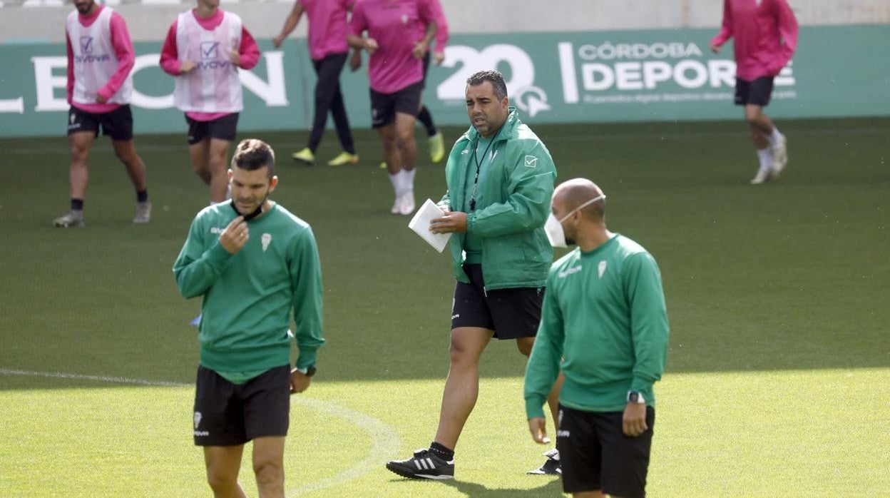 El entrenador del Córdoba CF, Germán Crespo, dirige el entrenamiento