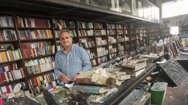 Ola de solidaridad para salvar de las cenizas a Proteo, la librería quemada de Málaga