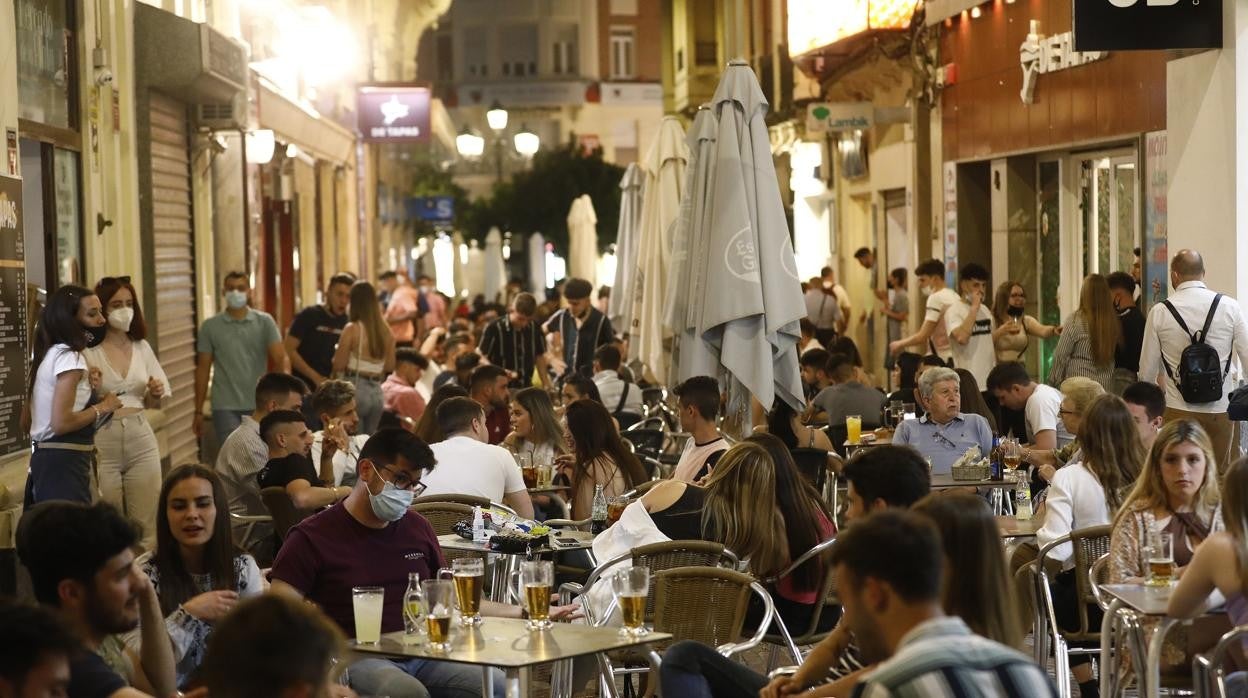 Veladores en la calle de la Plata en Córdoba tras el final del toque de queda