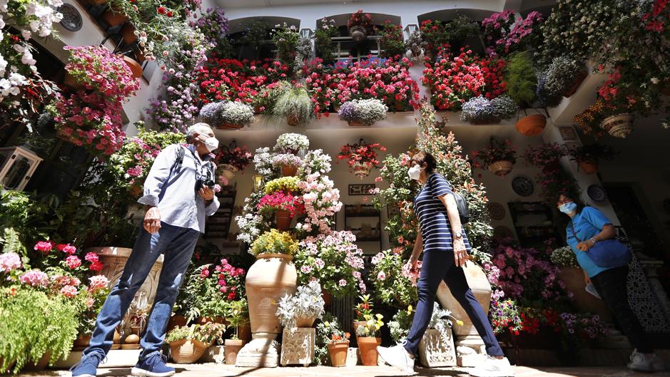 Patios de Córdoba 2021 | El espíritu prendido en las galerías antiguas de Santa Marina y San Agustín