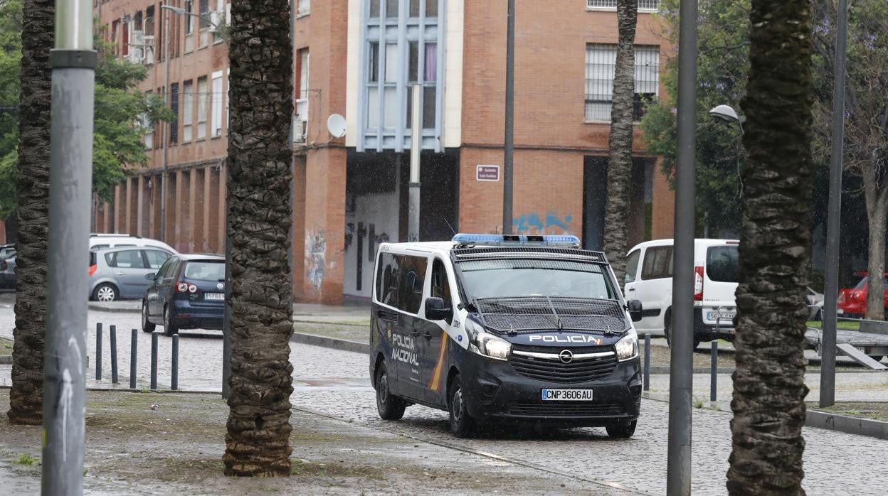 Un furgón policial en Las Moreras