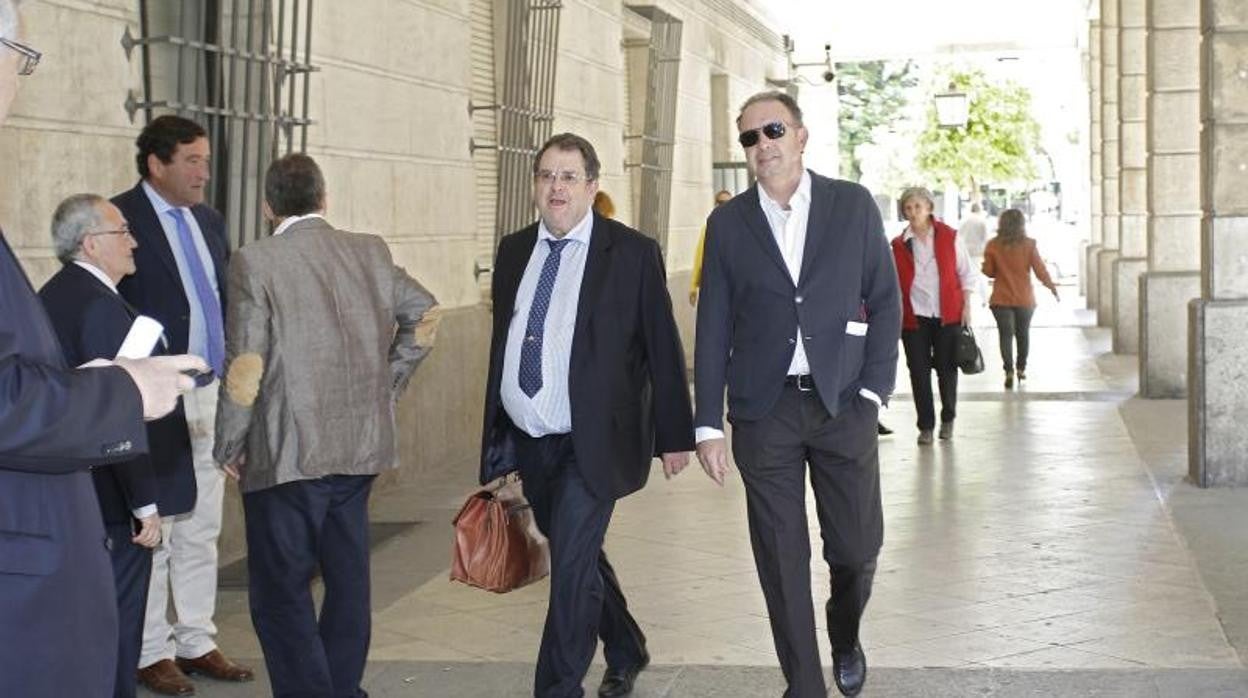 Daniel Alberto Rivera (derecha) llegando al juzgado de Sevilla