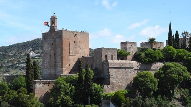 El muro de Torres Bermejas de la Alhambra sufre un derrumbe de cinco metros