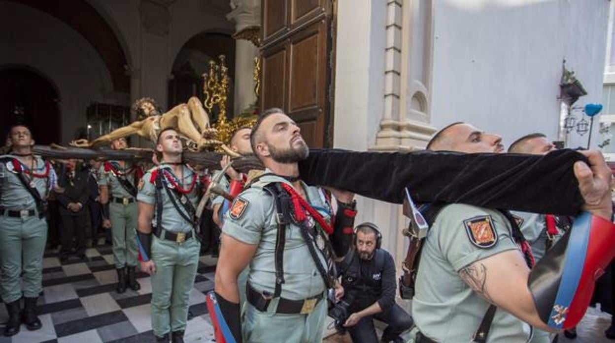 Legionarios sacan en procesión al Cristo de la Vera Cruz