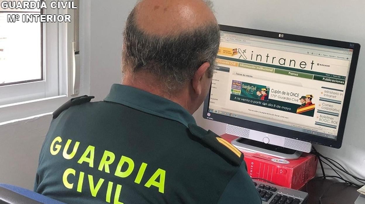 Un agente de la Guardia Civil