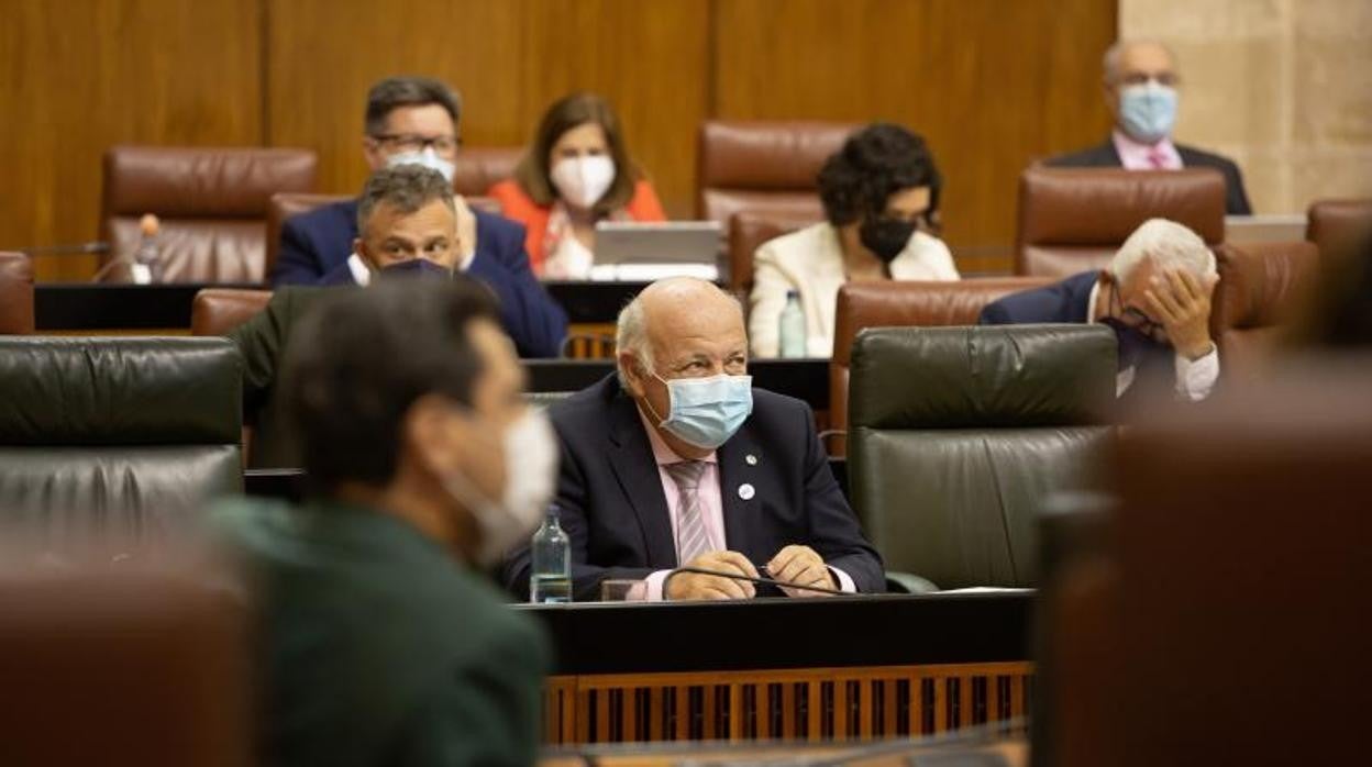 El consejero de Salud, Jesús Aguirre, este jueves en el Parlamento