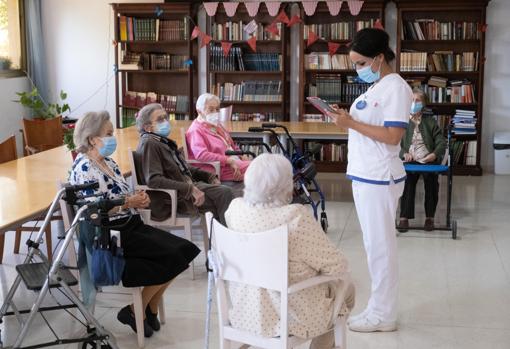 Una enfermera atienda a ancianas en la residencia Orpea Sierra de la capital