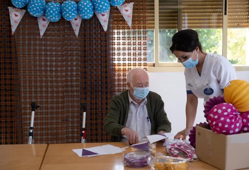 Una enfermera atiende a un anciano en una residencia de Córdoba