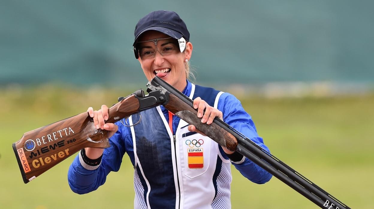 Fátima Gálvez sonríe con su escopeta este viernes en Lonato (Italia)