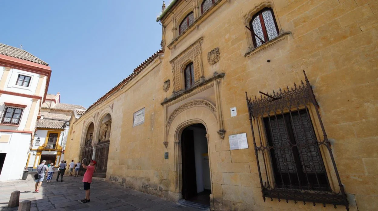 Fachada y acceso al Museo de Bellas Artes de Córdoba