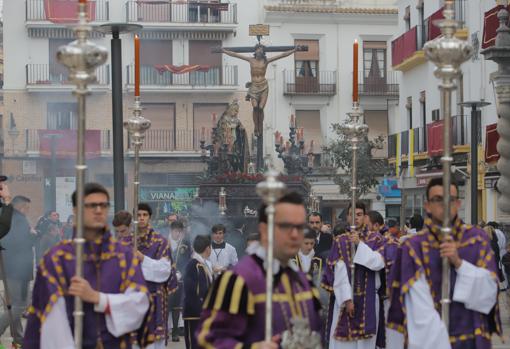 Cuerpo de acólitos ante el paso del Cristo de la Expiración