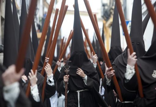 Nazarenos de la hermandad de la Soledad