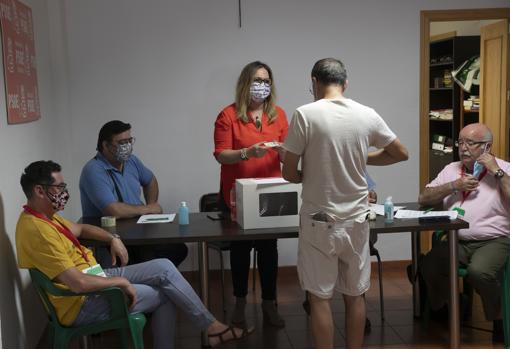 Votación en las primarias en la sede de Ciudad Jardín