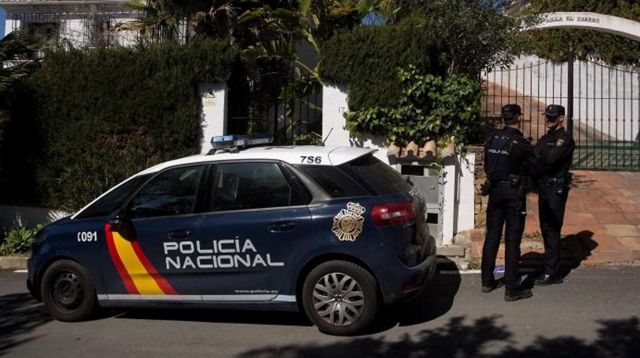 Imagen de varios agentes de la Policía Nacional en Málaga
