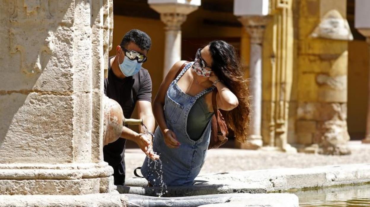 Dos visitantes en el Patio de los Naranjos en una imagen de 2020