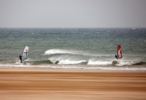 La playa de Cortadura, uno de los puntos especiales de la provincia para practicar surf