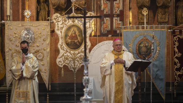 El obispo de Córdoba apoya que haya procesiones: «Necesitamos proclamar la fe en las calles»