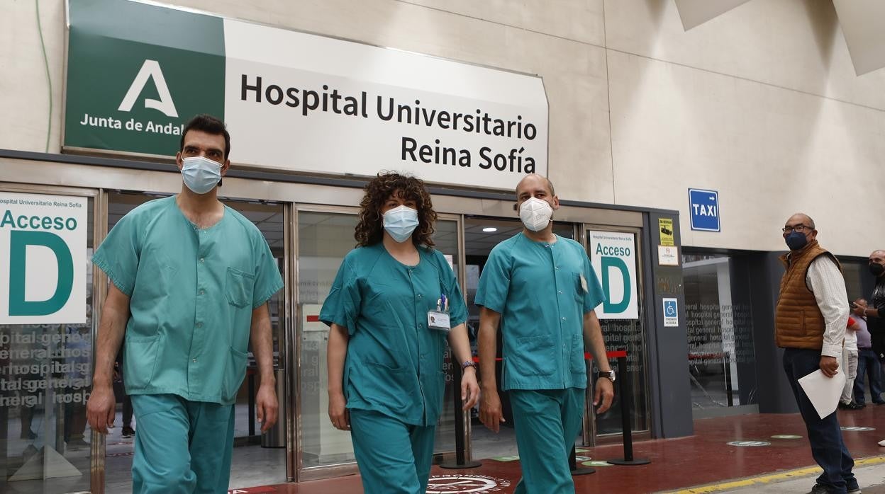 Tres enfermeros del Reina Sofía, esta semana en el Hospital