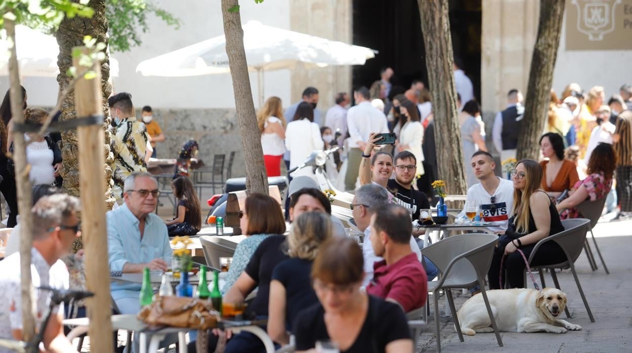 Ciudadanos en una terraza del centro en un día reciente de buen tiempo