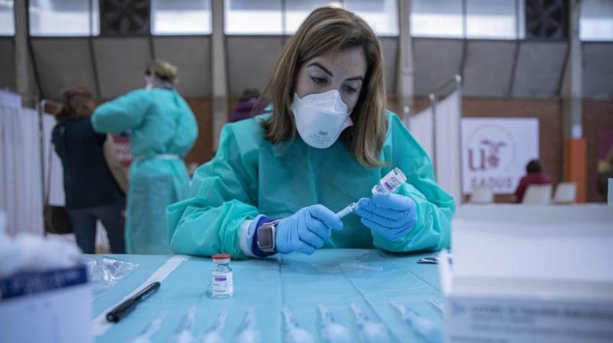 Una sanitaria preparando las jeringuillas con vacunas en el centro dispuesto en la Universidad de Sevilla