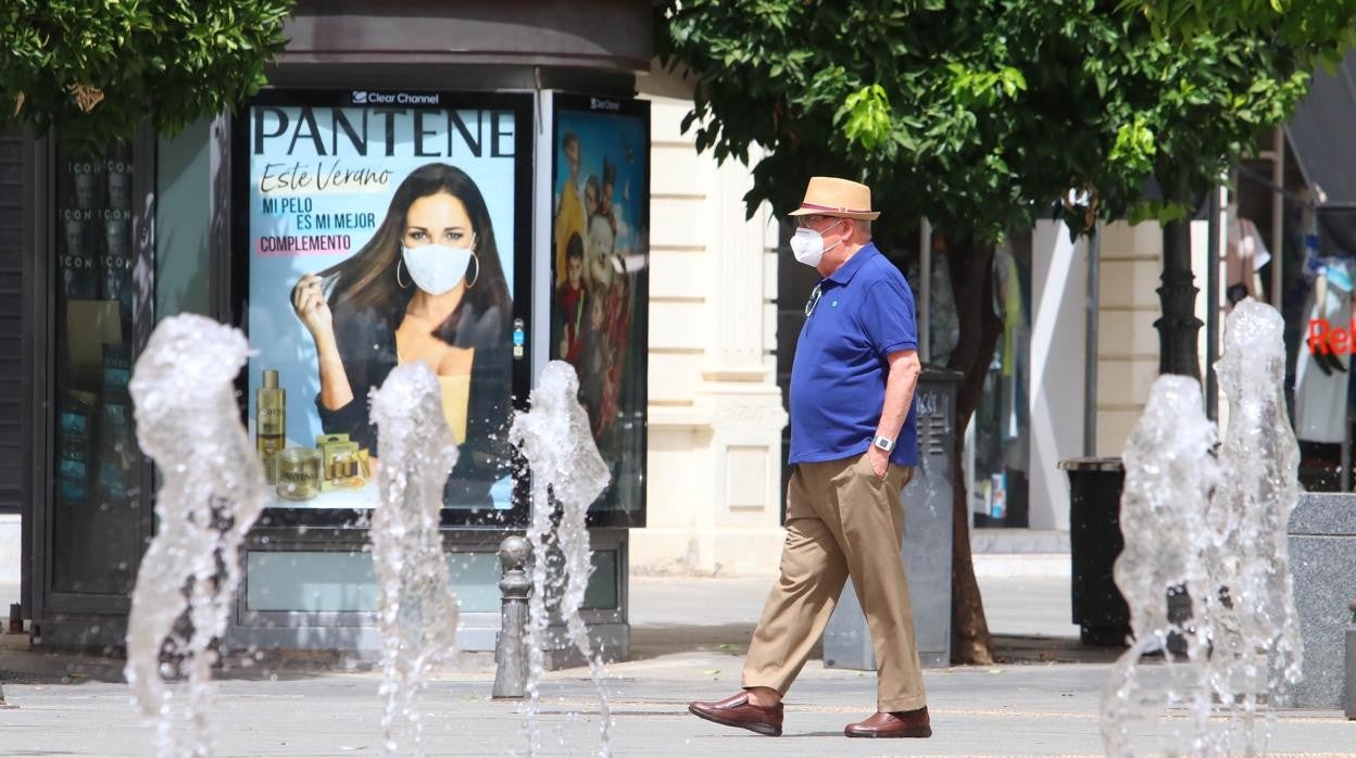 Un vecino en la plaza de Las Tendillas