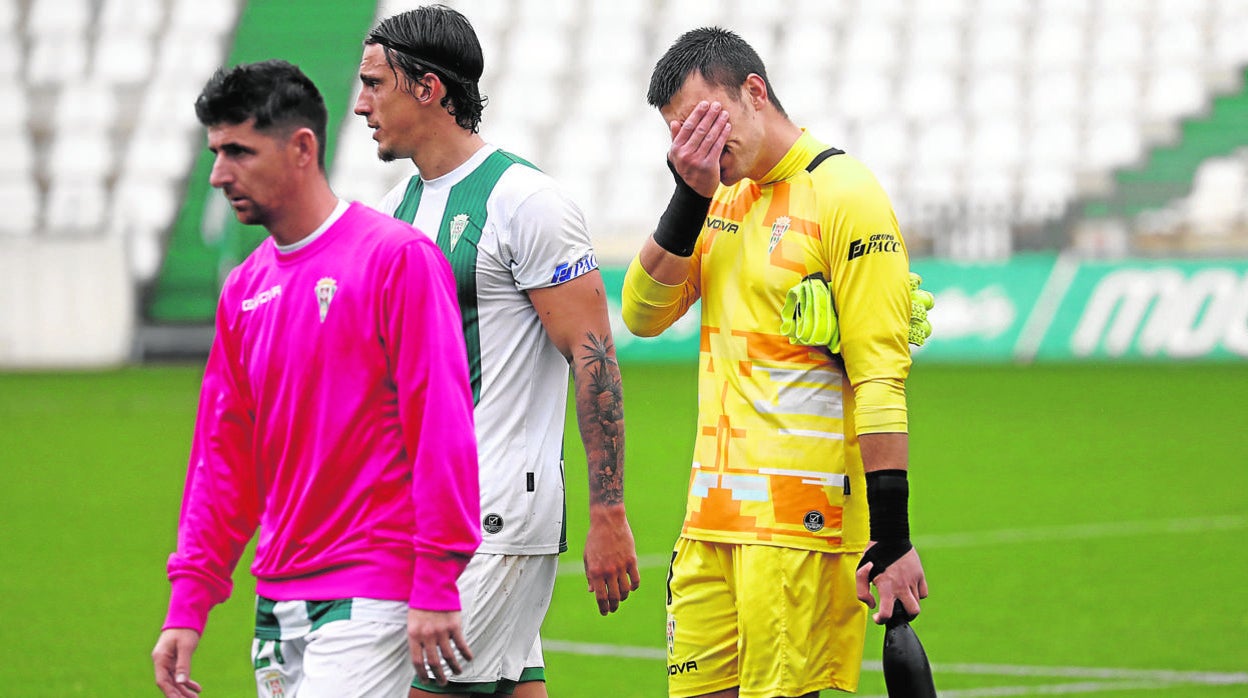 Javi Flores, Manu Farrando y Edu Frías se marchan cabizbajos