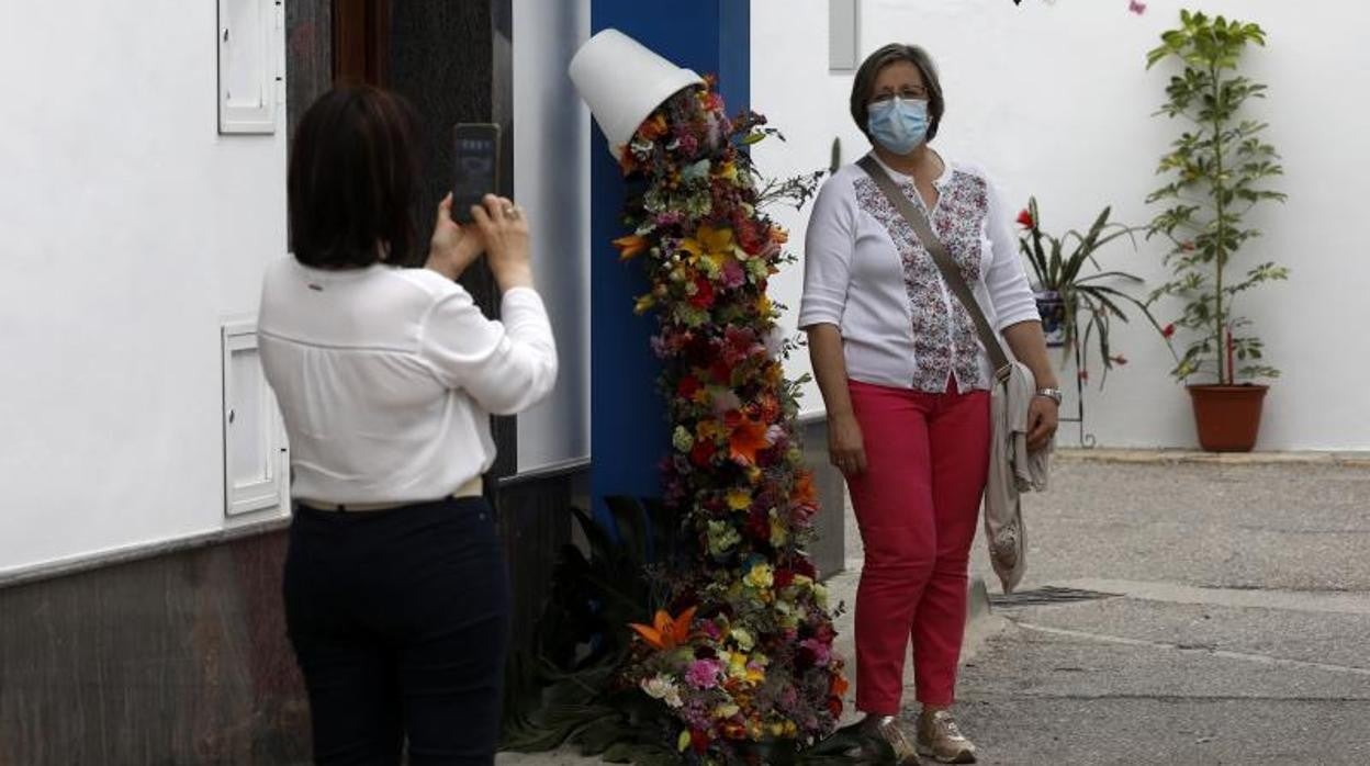 Visitantes en las calles de Cañete dentro del festival floral 'Calles en Flor'