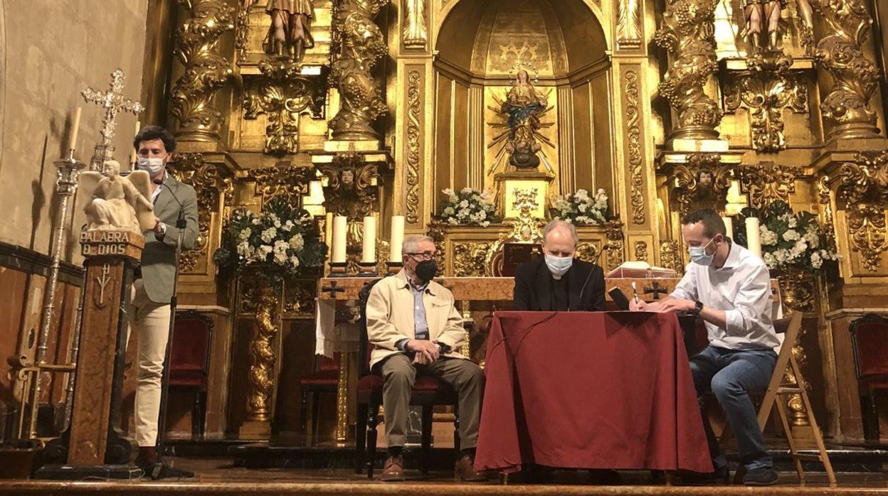 Rafael Salamanca, de pie, durante su intervención en San Nicolás