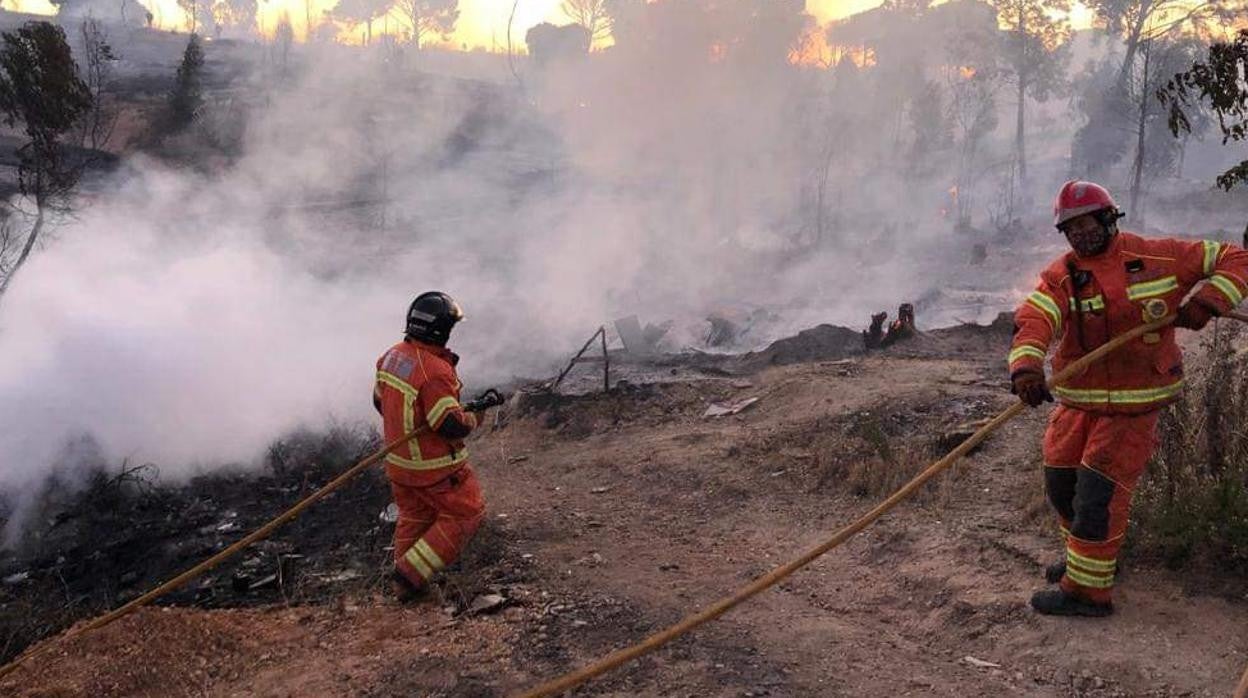 Bomberos del Consorcio Provincial trabajando en la extinción del fuego