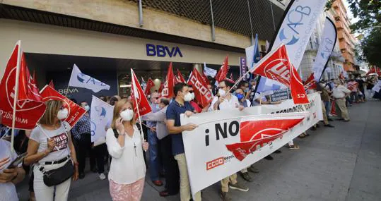 Imagen de la protesta, ayer en Córdoba, de los sindicatos contra el ERE de BBVA