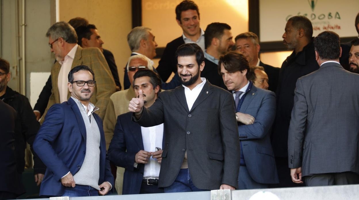 El presidente del Córdoba CF, Abdullah Al Zain, en el palco de El Arcángel